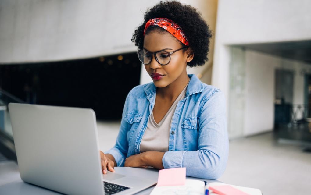 jovem mulher usando notebook internet - academia assaí