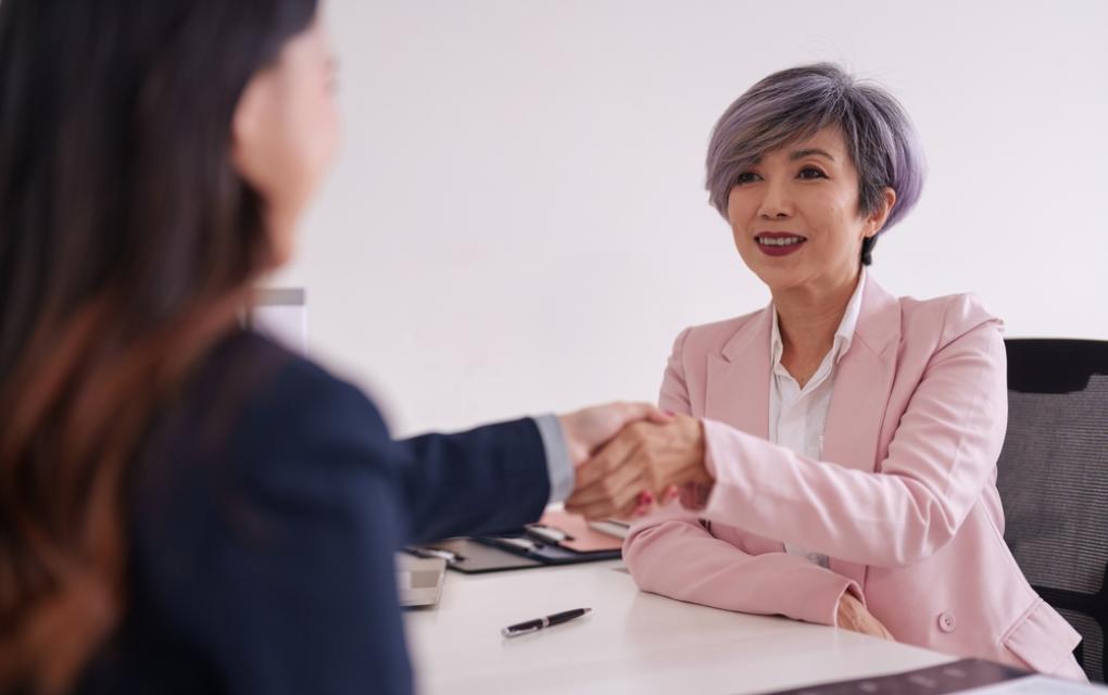Duas mulheres fazendo entrevista de emprego para ajuda temporária
