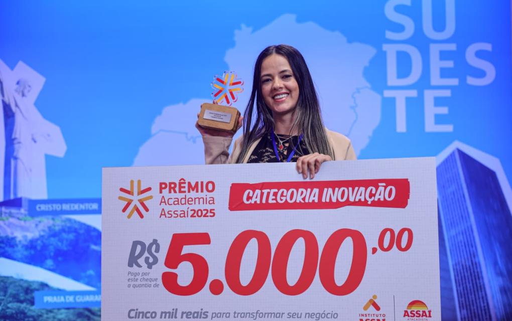 Aline Cristina segurando a premiação do Yaki Sushi Bar