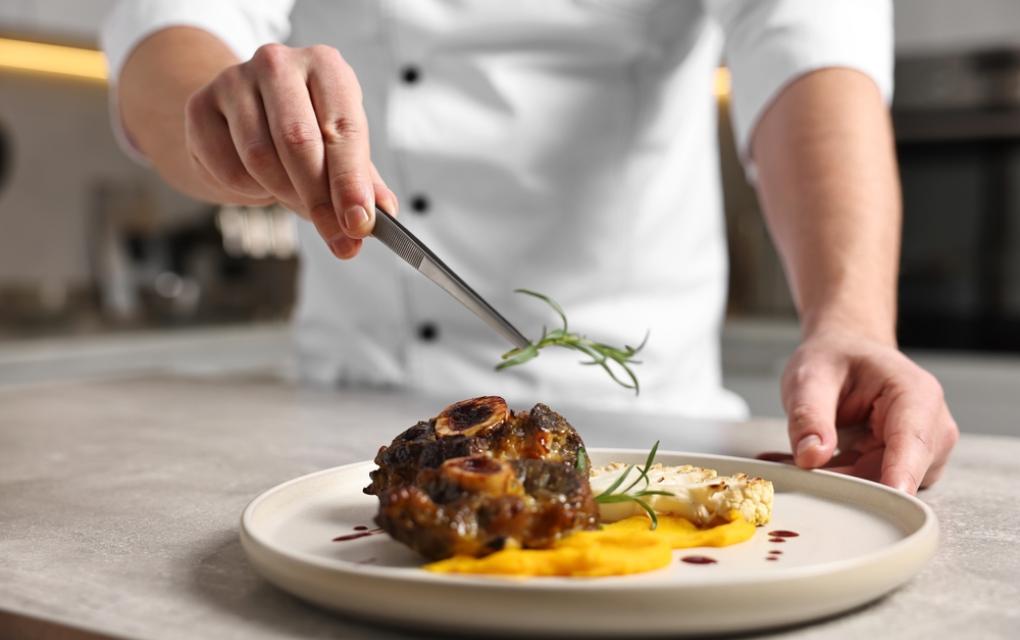 Chef preparando apresentação de produtos bem caprichada