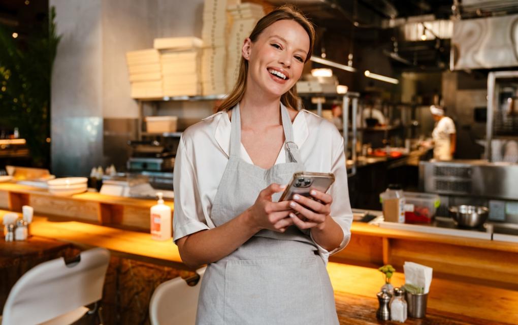 Dona de restaurante realizando atendimento digital