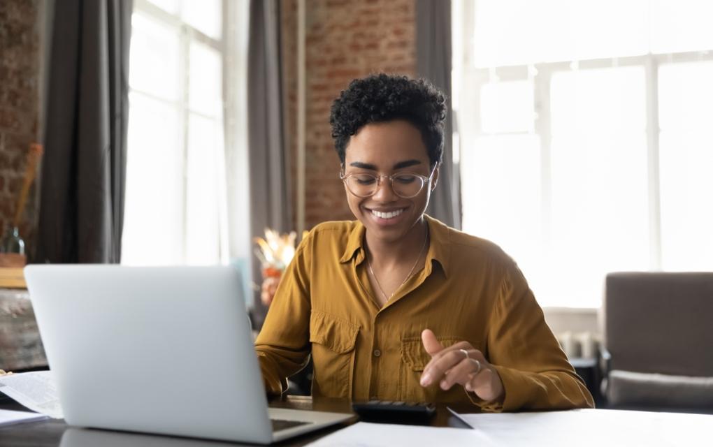 Empreendedora aplicando autoliderança financeira