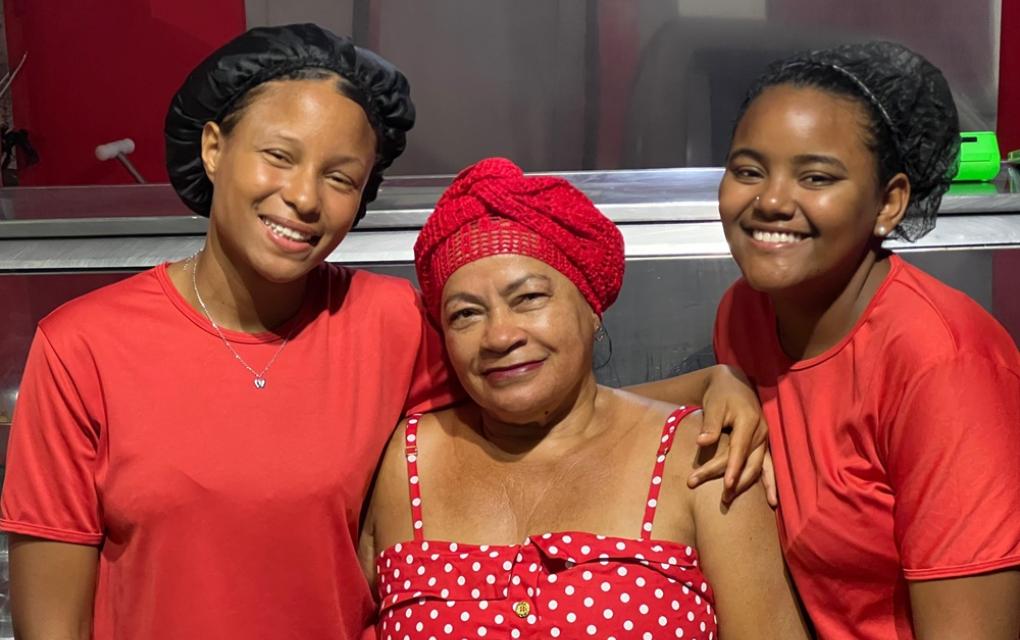 Baianas de Acarajé: Vilma e sua filha e sobrinha