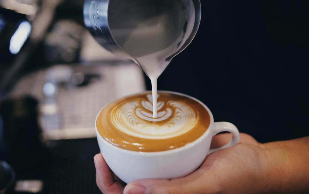 Barista preparando café tipo cappuccino