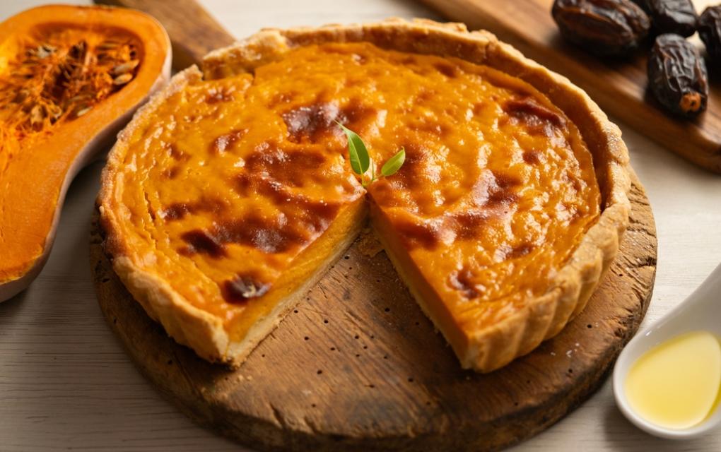 Bolo de abóbora com coco e cobertura de doce de leite