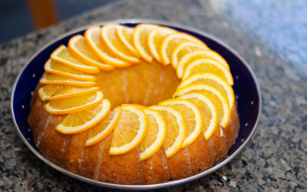 bolo de laranja com cobertura de fatias de laranja - Academia Assaí