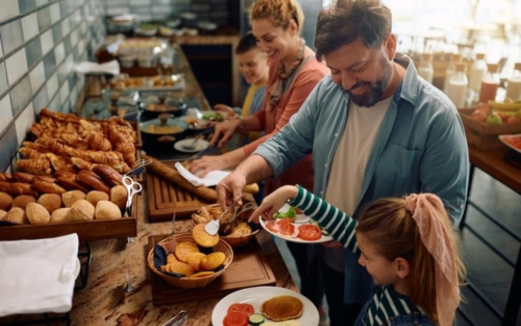 Família se servindo em café colonial