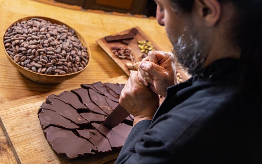 Chocolatier preparando cacau no chocolate