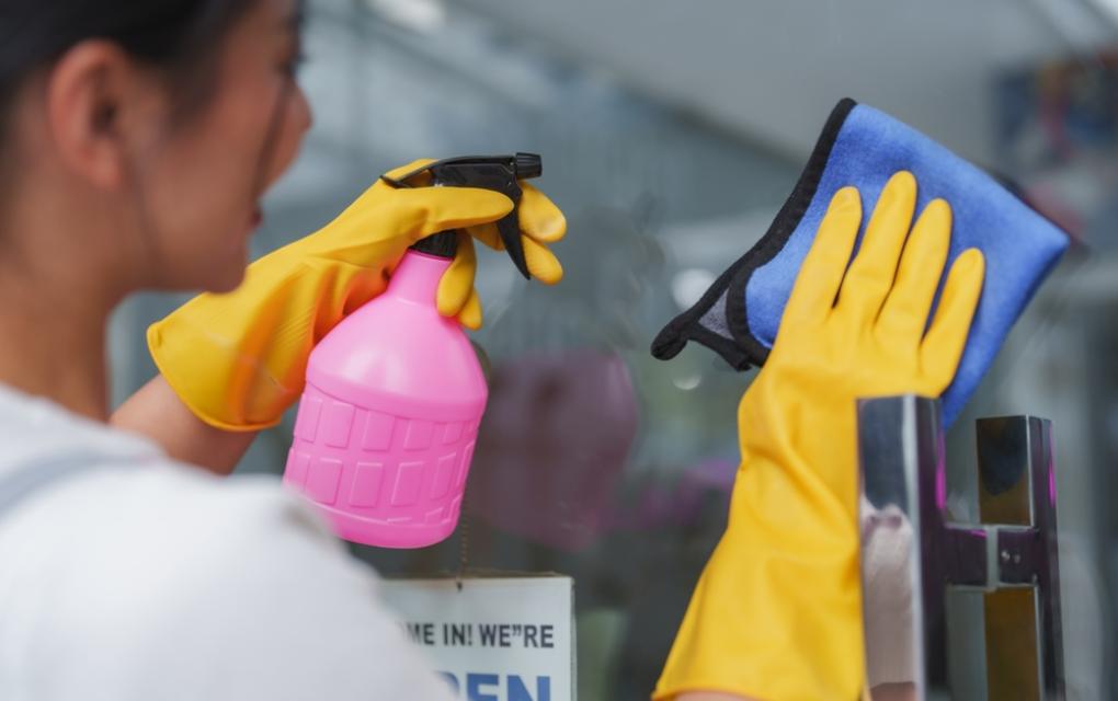 Comerciante fazendo limpeza de áreas do negócio