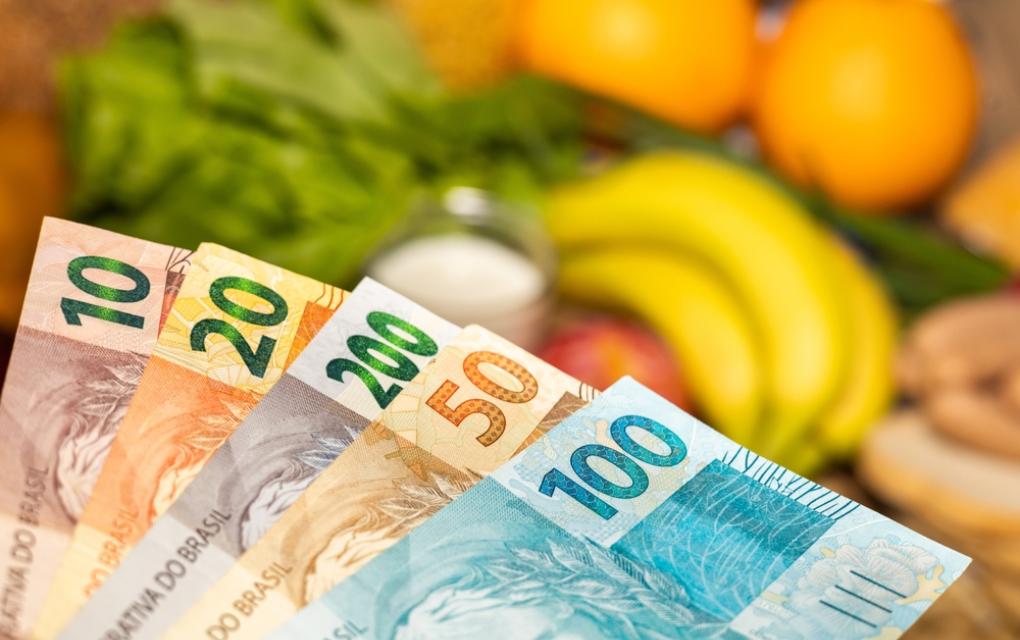Pessoa comprando alimentos em período de alta de custos