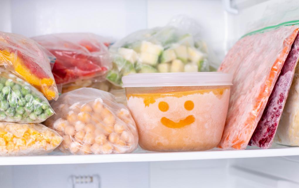 Conheça as vantagens de utilizar alimentos congelados e descubra como essa prática pode trazer economia, praticidade e diversidade ao seu negócio de alimentação