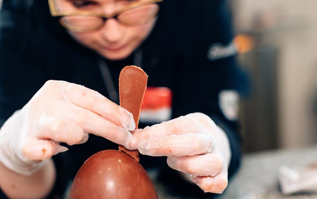 O tempo é um dos custos invisíveis de Páscoa - chocolatier montando ovo de Páscoa