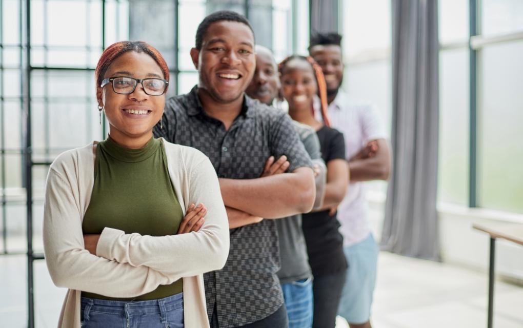 Dia da Consciência Negra: pessoas pretas enfileiradas