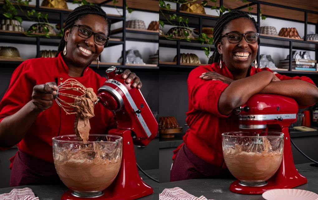 Fotos de Diva Oliveira de uniforme vermelho, usando uma batedeira