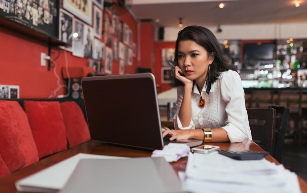 Empreendedora preocupada com dívidas