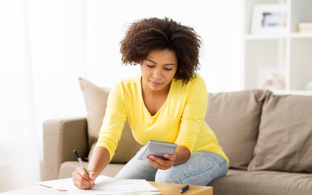 Mulher aplicando economia doméstica no negócio