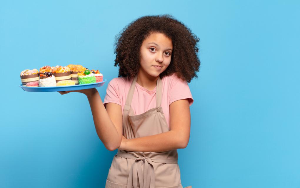 empreendedor segurando bandeja de doces - Academia Assaí