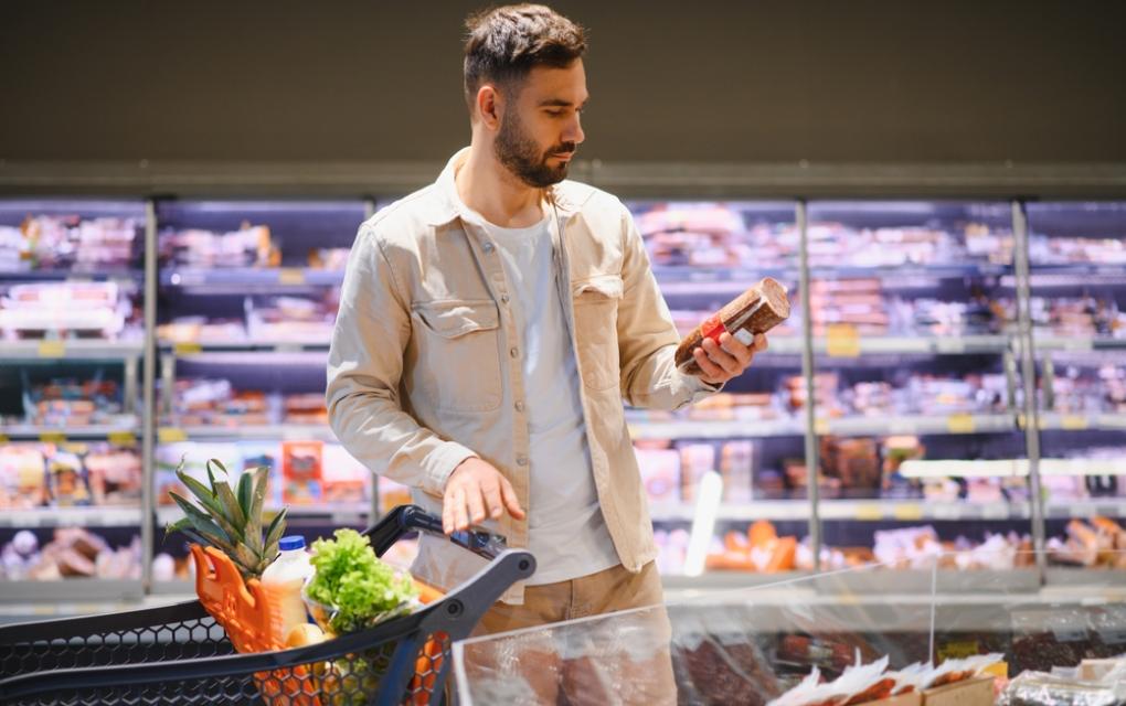 Empreendedor em supermercado fazendo compras inteligentes