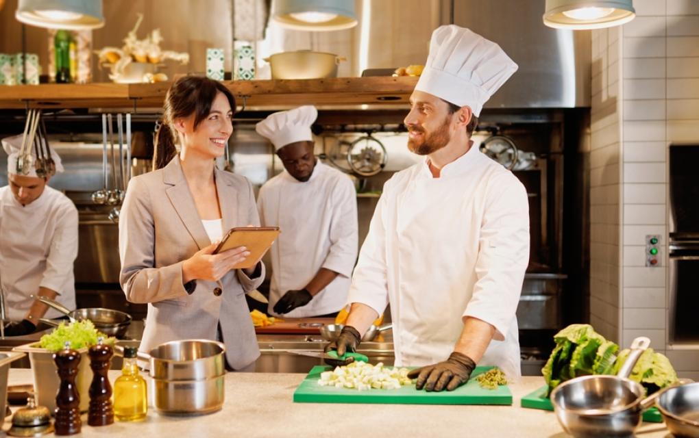 Empreendedora conversando com chefs para entender alta rotatividade