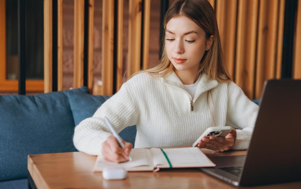Empreendedora fazendo gestão de tempo para a Páscoa