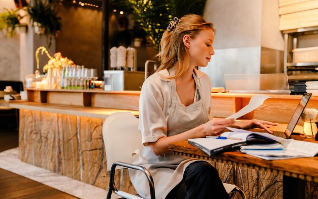 Empreendedora obtendo alvará de funcionamento do negócio pela internet