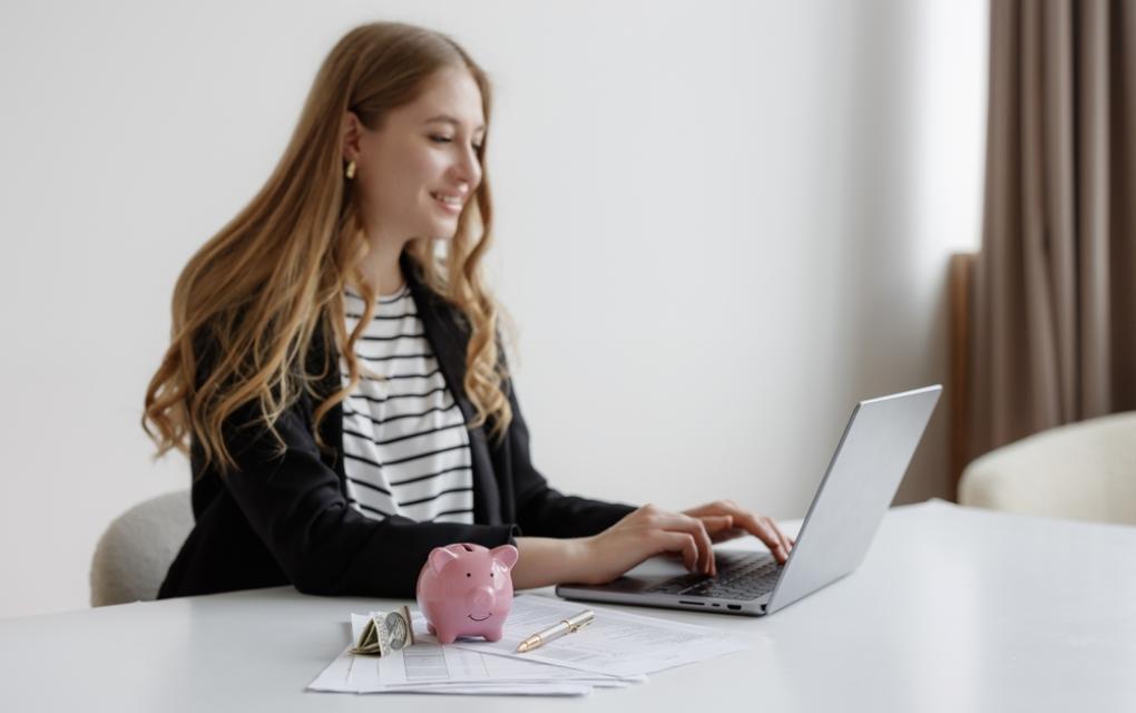 Empreendedora fazendo o curso Educação Financeira para Empreendedores