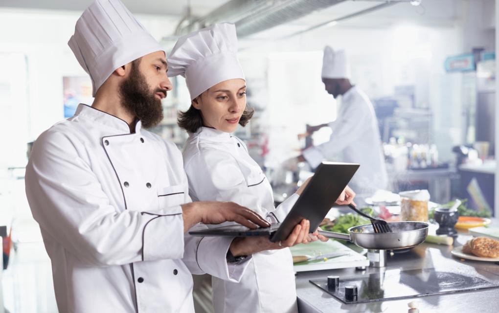 Empreendedores conferindo checklist anual de obrigações