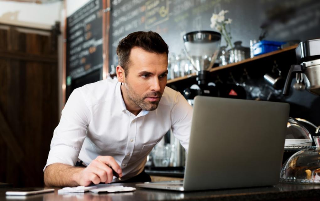 Empreendedor usando ferramentas para precificar corretamente