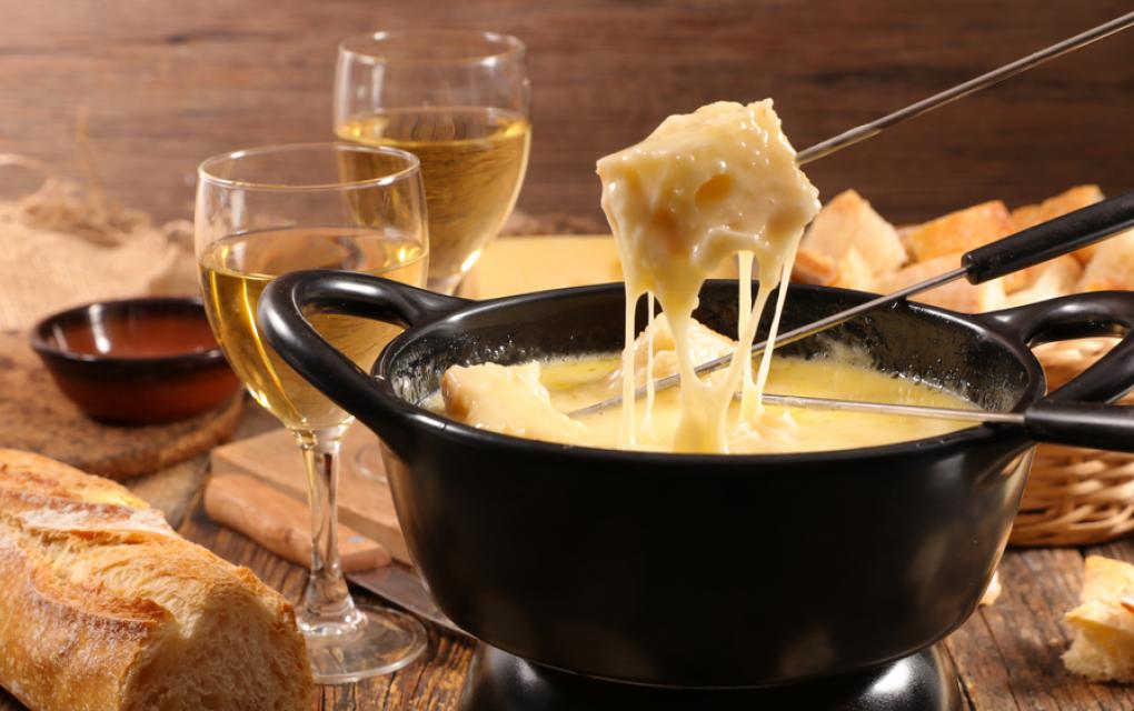 Fondue de queijo é ideal para dias frios e datas especiais