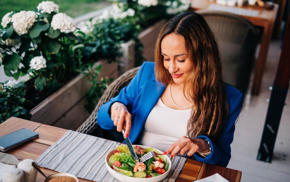 Cliente mulher se alimentando de comidas saudáveis - food as medicine