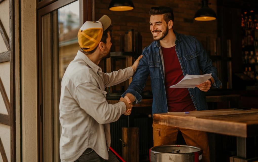 Empreendedor recebendo fornecedores com simpatia