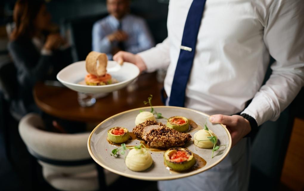 Garçom servindo miniporções