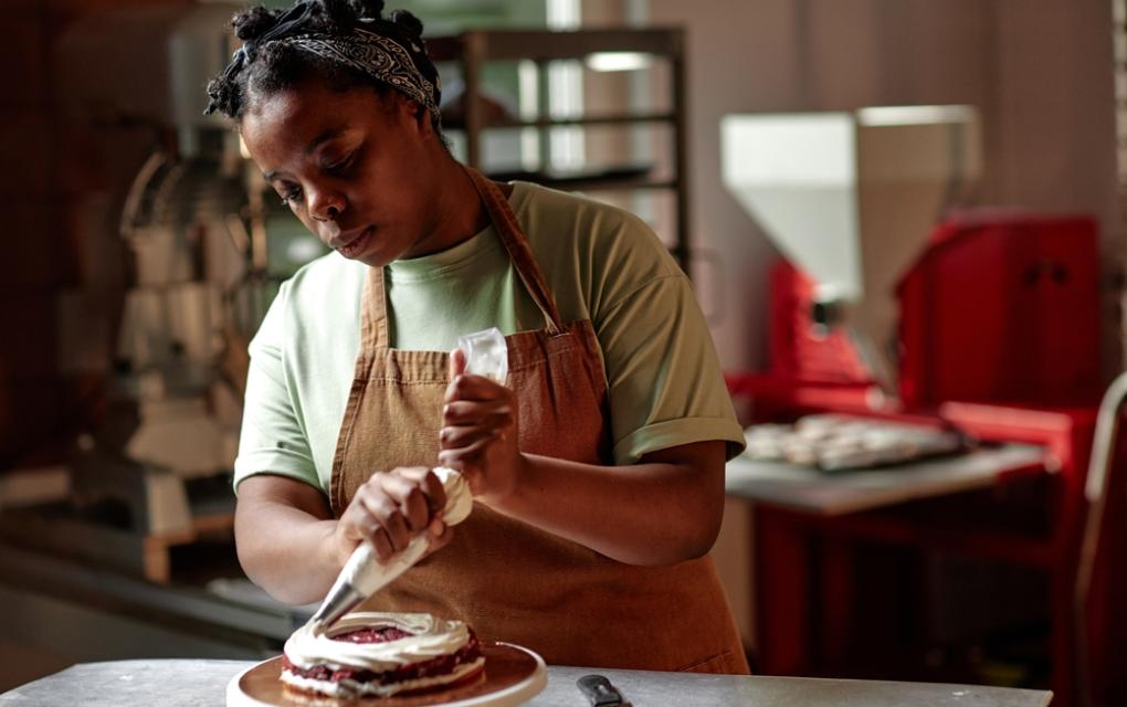 Empreendedora negra focada em gastronomia afro-brasileira