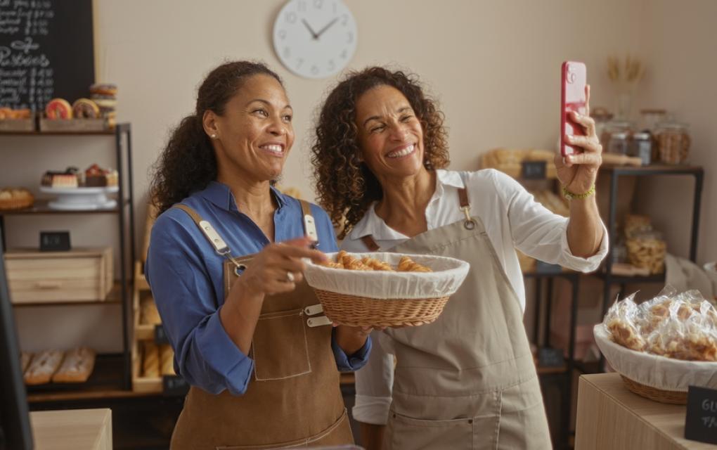 Gestão de equipe - trabalhadoras motivadas interagindo