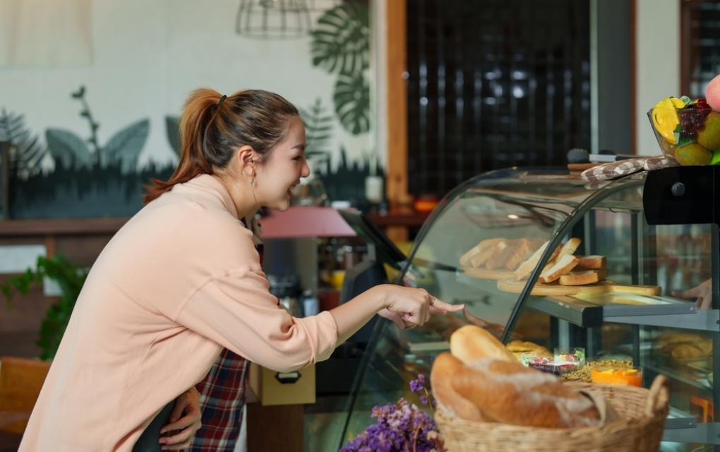 layout do negócio bem organizado: cliente comprando em padaria