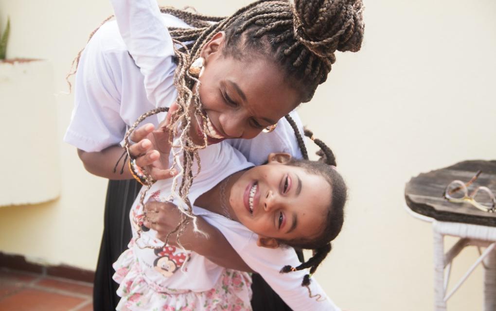 Mãe negra empreendedora - Rosyane com sua filha
