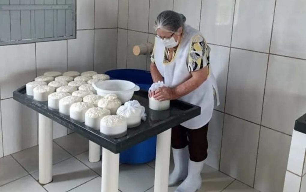 Maria Abadia fazendo queijo
