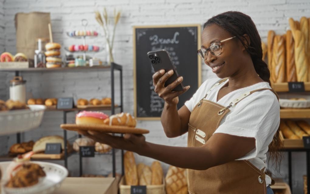 Empreendedora investindo em marketing e vendas