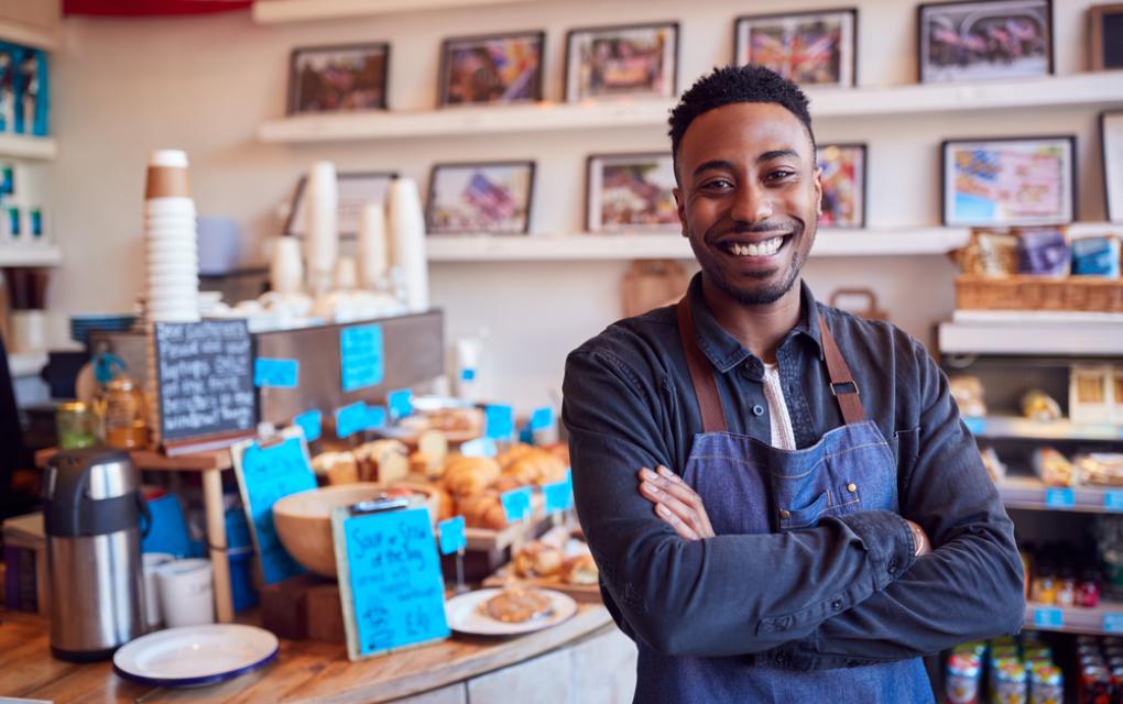 Empreendedor que está cumprindo metas do negócio