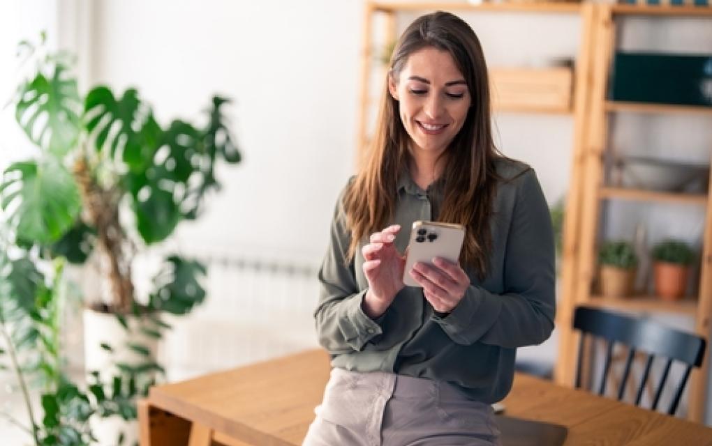 Empreendedora analisando desempenho de anúncios online