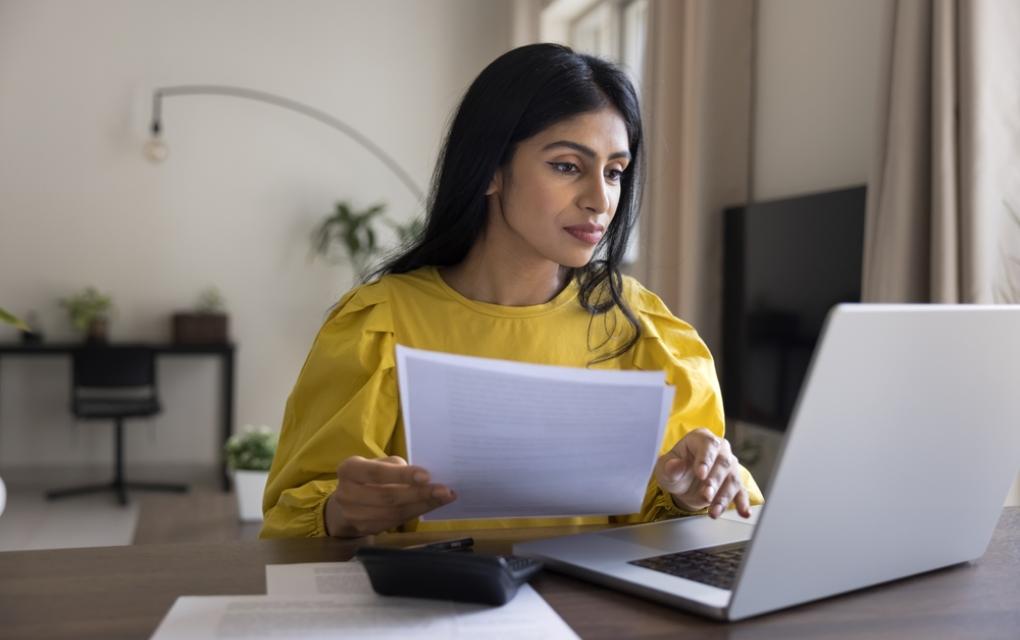 Mulher se organizando para sair do improviso financeiro