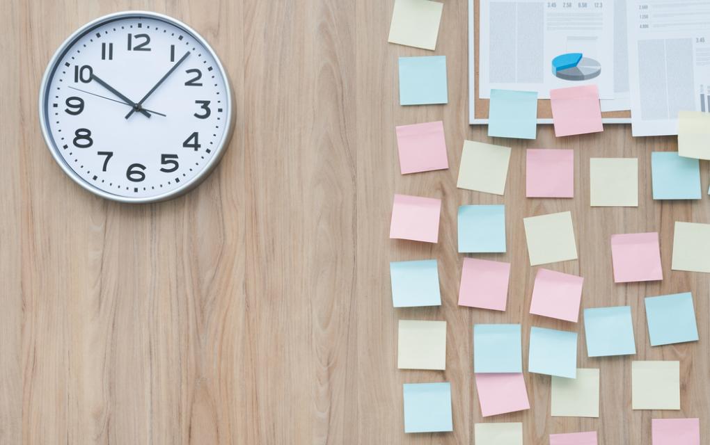 Mural com planejamento financeiro de curto e longo prazo