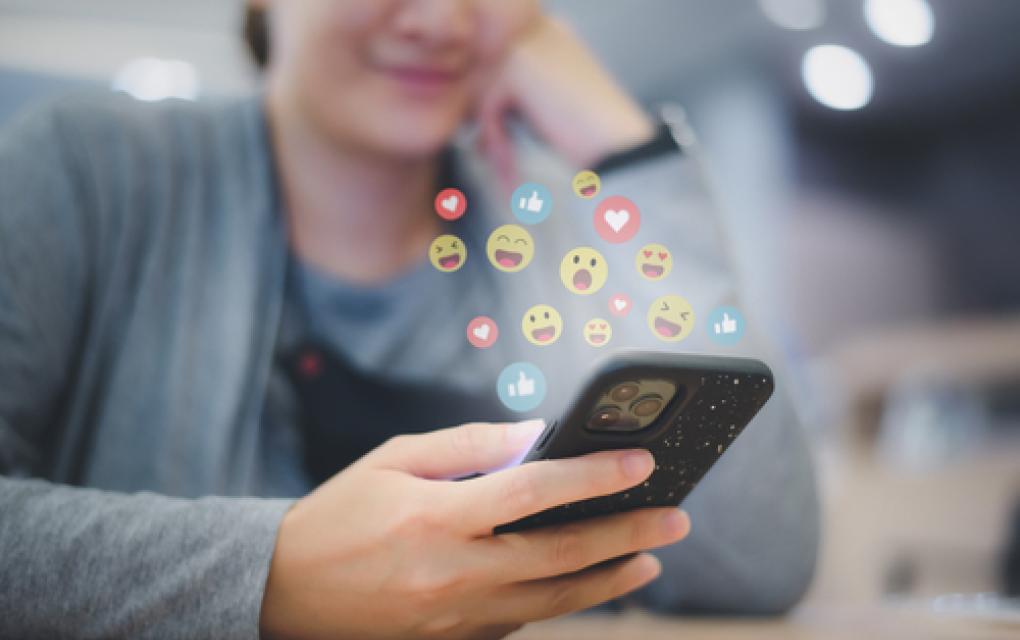 Mulher descobrindo novas funções do Instagram