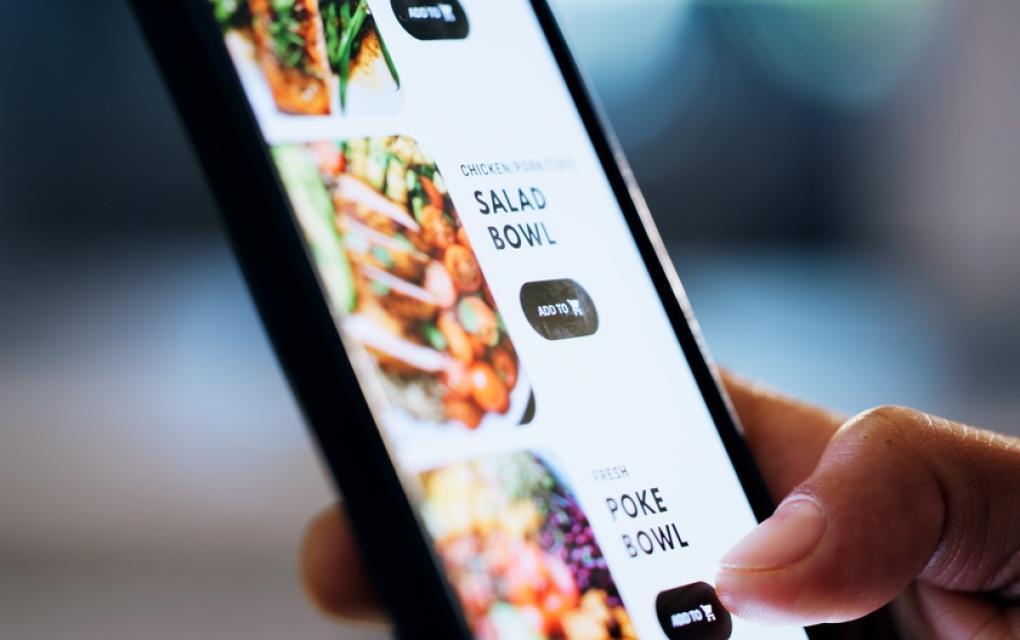 Pessoa fazendo assinatura de comida pelo celular