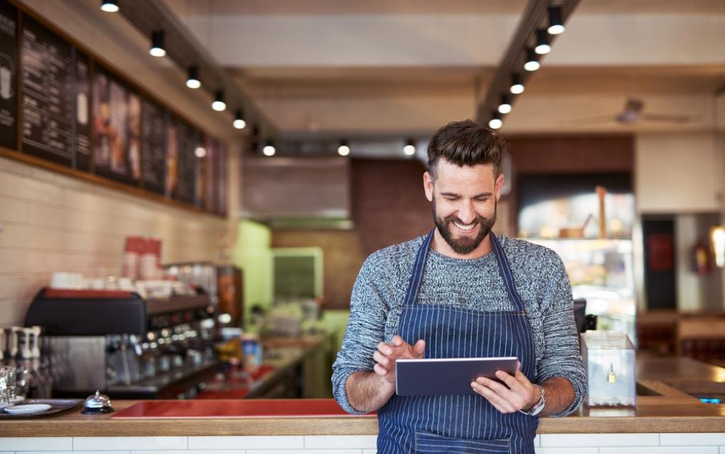 Empreendedor feliz concluindo planejamento financeiro