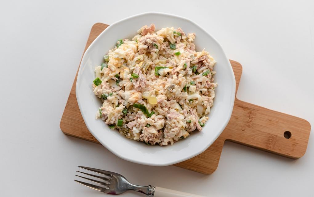 Prato de salpicão de tender com abacaxi