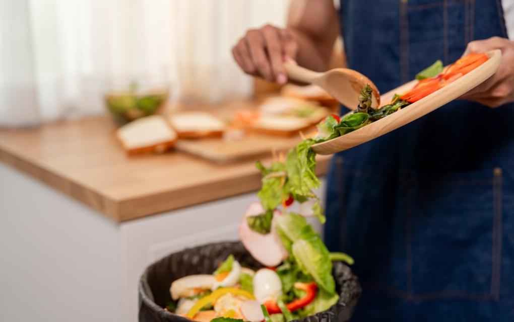 Empreendedor tentando fazer a redução de lixo na produção