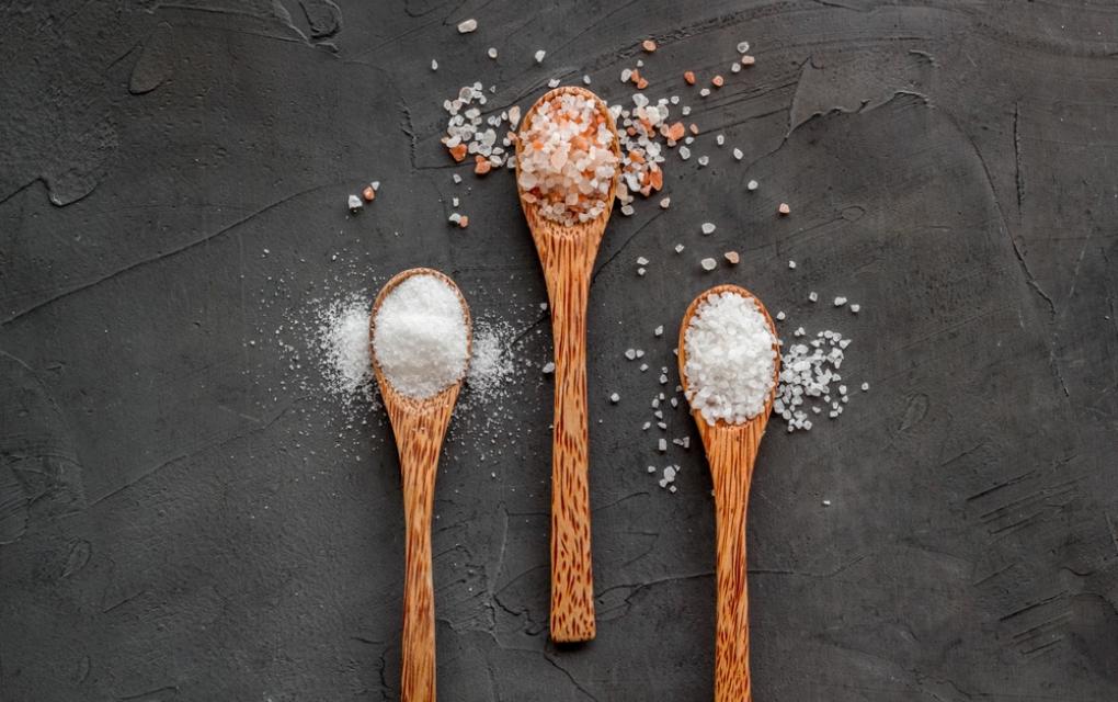 Colheres com tipos de sal - como reduzir sal