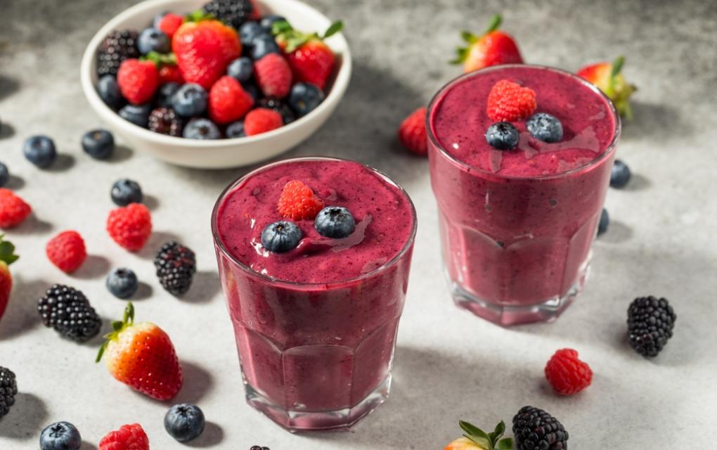Saúde e bem-estar - smoothie de frutas vermelhas