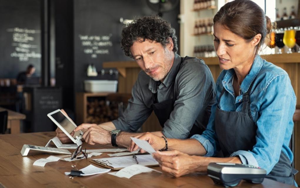Empreendedores separando finanças pessoais e empresariais